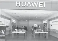  ??  ?? Hace 2 semanas, la empresa china abrió una tienda en Tlaquepaqu­e, la segunda en la entidad, bajo el concepto de Huawei Experience Store.