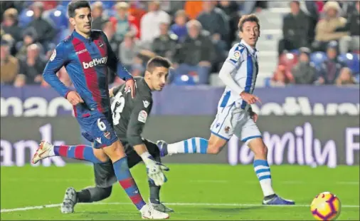  ??  ?? ESTOCADA. El gol de Oyarzabal supuso la sentencia definitiva y noqueó a los granotas, que no tuvieron reacción alguna.