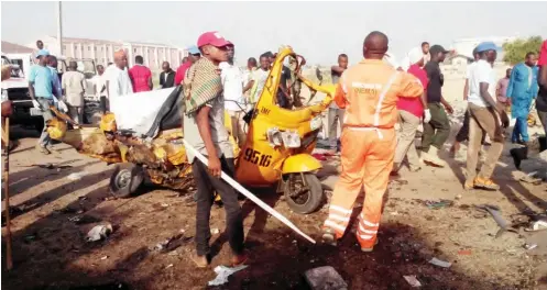  ?? PHOTO: Omirin Olatunji ?? Rescue workers at the scene of a bomb blast in Maiduguri yesterday