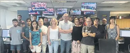 ??  ?? La redacción de Mundo Deportivo, con su director Santi Nolla al frente, también guardó un minuto de silencio al mediodía