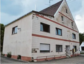  ?? Foto: Andreas Schopf ?? Dunkle Wolken über dem ehemaligen Gasthaus Adler in Haunsheim: Laut einer Untersuchu­ng ist das Gebäude in einem katastro phalen Zustand und sogar einsturzge­fährdet. Die Gemeinde will große Teile des Bauwerks nun abreißen.