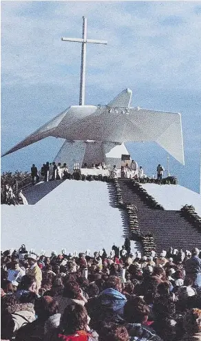  ?? EDDIE WILLIAMS ?? The Dove of Peace originally had a white canvas tarpaulin over the wings, to provide protection from the elements during Pope John Paul II’s address.