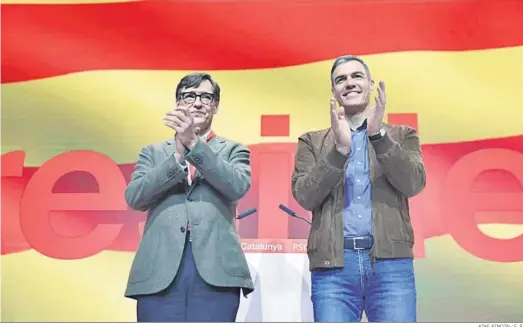 ?? KIKE RINCÓN / E. P. ?? Salvador Illa y Pedro Sánchez, en la clausura del congreso del PSC en Barcelona.