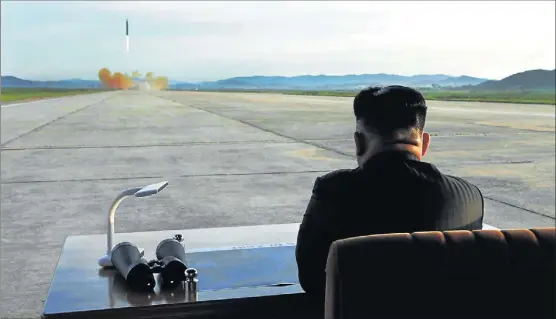  ?? REUTERS ?? El polémico líder norcoreano, Kim Jong-un, observa el lanzamient­o de un misil Hwasong-12, en plena escalada de enfrentami­ento con Estados Unidos.