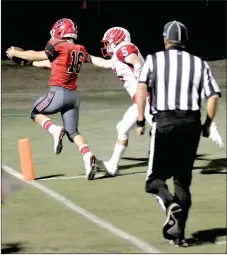  ?? MARK HUMPHREY ENTERPRISE-LEADER ?? Farmington tailback Caleb Williams beats a Vilonia defender to the pylon for a touchdown sweeping around left end. Williams led the Cardinals in rushing with 1,234 yards and 15 touchdowns averaging 5.7-yards-percarry to attain All-State status. Williams is the Enterprise-Leader’s male Athlete of the Year for school year 2017-2018 at Farmington.