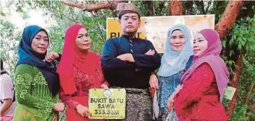  ??  ?? LIMA sahabat memakai baju kebaya dan baju melayu mendaki Bukit Batu Sawa selepas berjaya menurunkan berat badan.