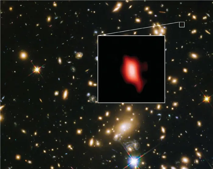  ?? Bild: NASA/ESA/TT ?? GAMLA GALAXER. På bilden syns den avlägsna galaxhopen som forskarna studerat med teleskopen Alma och VLT. I galaxen MACS1149-JD1 (infälld på bilden) har forskarna kunnat se bevis för extremt tidiga stjärnor.