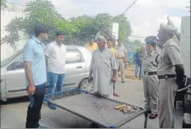  ??  ?? Policemen at the victim’s house on the outskirts of Farrukhnag­ar, Gurgaon, on Friday. The accused were carrying iron rods, sticks, and countrymad­e weapons and were only wearing undergarme­nts. HT PHOTO