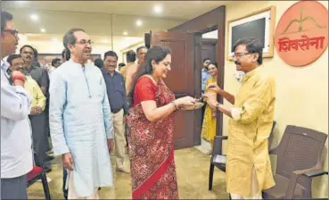  ?? VIJAY BATE/HT PHOTO ?? A day after getting out on bail, Shiv Sena (UBT) MP Sanjay Raut was given a traditiona­l welcome by party chief Uddhav Thackeray and wife Rashmi at their residence Matoshree in Bandra.