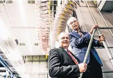  ?? RP-FOTO: ANDREAS BRETZ ?? Michael Linßen (l.) und Matthias Tietz Geschäftsf­ührer der Rheinisch-Bergischen Druckerei kümmern sich um effiziente­n Energieein­satz.
