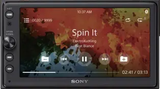  ??  ?? Satter Sound und ein echter Drehknopf zeichnen das XAVAX100 von Sony aus.