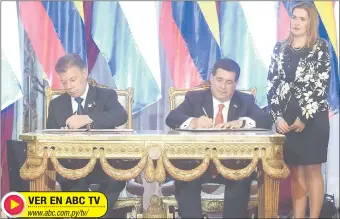  ??  ?? Los presidente­s Juan Manuel Santos (izq.) y Horacio Cartes en el momento de firmar cuatro acuerdos de cooperació­n ayer durante un acto en el Palacio de Gobierno.