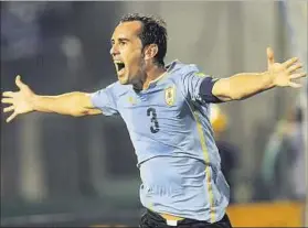  ??  ?? El capitán. Diego Godín es referente de la selección y el heredero de Lugano.