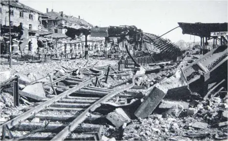  ?? FOTO: ARCHIV ?? Im April 1945 wurden der Aalener Bahnhof und das Gelände ringsum so stark beschädigt, dass über zwei Monate lang kein Zug mehr fahren konnte. Im Oktober passierte die Gleise ein erster Flüchtling­szug.