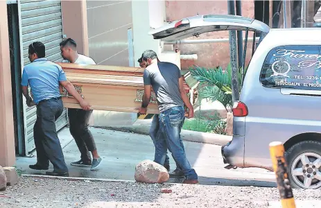  ?? FOTO: ALEX PÉREZ ?? Los familiares de la víctima al momento de retirar de la morgue del Ministerio Público el cuerpo del joven fallecido.