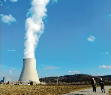  ?? Archivfoto: Armin Weigel, dpa ?? Das Kernkraftw­erk Isar 1 bei Landshut wurde vor mehr als sieben Jahren abgeschalt­et.München/berlin