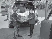  ??  ?? Victoria Sabadi, Master Teacher of Bakun Central School, receives books for the school.