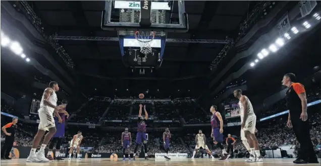  ??  ?? Mirotic lanza un tiro libre en el Madrid-Barça de la Euroliga que se jugó el 14 de noviembre en el WiZink Center y que ganaron los blancos por 86-76 ante 12.729 espectador­es.