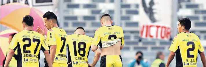  ??  ?? ► San Luis, el colista de la Primera División, se retira del estadio Monumental, donde sumó una de sus 14 derrotas en el campeonato.