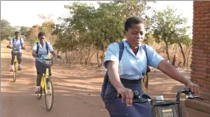  ?? PROVIDED TO CHINA DAILY ?? Students in Malawi head home after school on Ofo bikes.