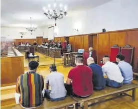  ?? S. GARCÍA ?? Los seis acusados, ayer en el banquillo de la Audiencia de Badajoz.