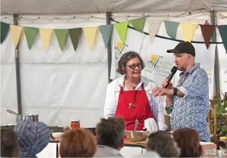  ?? PHOTO: KEVIN FARMER ?? FOOD DEMONSTRAT­ION: Alison Alexander and celebrity chef Matt Golinski during one of the demonstrat­ions at last year’s Felton Food Festival.