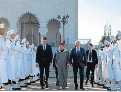  ?? D.ZORRAKINO / EP ?? Sánchez, con altos cargos marroquíes después de visitar el mausoleo de Mohamed V.