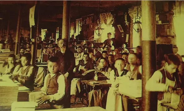  ??  ?? Carlo Gastini, en el centro de la imagen, con unos alumnos de la época. Su historia es paralela al nacimiento de Italia como país