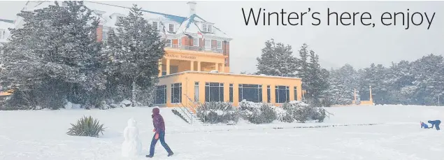  ?? Photo / Debbie Pears ?? Ruapehu skifields have a good base with snow also dusting the Chateau Tongariro.