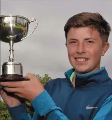  ?? Picture: Pat Cashman ?? Alex with the 2015 Irish Boys Under-14 Amateur Open Championsh­ip trophy after his victory at Roscrea.