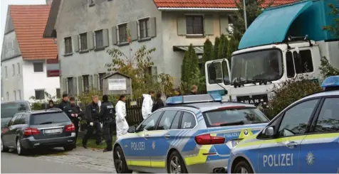  ?? Foto: Verena Kaulfersch ?? Um 8 Uhr am Dienstagmo­rgen war die Ruhe im 850-Seelen-Dorf Pleß im Unterallgä­u dahin: Ein Großaufgeb­ot der Polizei rückte an.