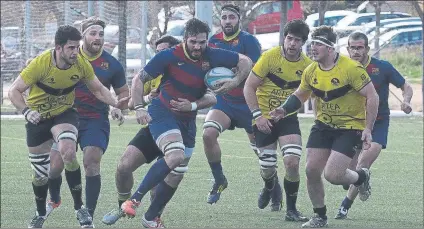  ?? FOTO: EDU ROIS ?? Superados Los jugadores del Getxo Artea intentan frenar el avance de un jugador blaugrana en el partido de La Teixonera