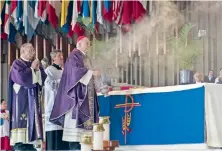  ??  ?? En la homilia realizada en la Basílica de Guadalupe, el arzobispo Carlos Aguiar Retes centró su discurso en el perdón y arrepentim­iento.