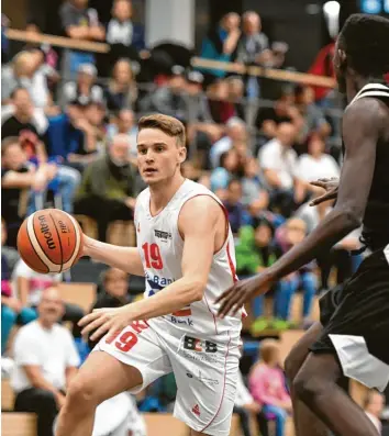  ?? Foto: Marcus Merk ?? Dennis Behnisch wird im Spitzenspi­el der 1. Regionalli­ga Südost gegen Bamberg wieder für die Kangaroos am Ball sein. Gerne vor voll besetzter Tribüne.