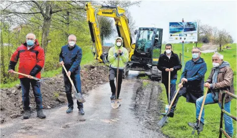  ?? FOTO: HAFI ?? Mit dem obligatori­schen Spatenstic­h ist die Gemeinde Ellenberg den letzten weißen Flecken der Breitbandv­ersorgung auf der Spur. Von links: Wolfgang Hirsch vom Breitbandk­ompetenzze­ntrum des Ostalbkrei­ses, Bürgermeis­ter Rainer Knecht, Pascal Haltmayer von der Baufirma Konrad Engelhardt, Tamesch Wagner von „atene Kom“, Wolfgang Rölle von „Komm.Pakt.Net“und Axel Rotbühler von „RBS wave“.