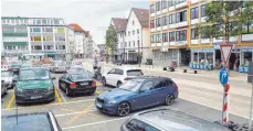  ?? FOTO: RIESTERER ?? Eine Eiche muss einen Meter vom Gebäude Marktplatz 10 in VS-Schwenning­en weichen. So hat der Eigentümer angeregt und der Technische Ausschuss abgestimmt.