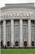  ?? Foto: Paul Zinken, dpa ?? „Ausgeblute­t auf allen Ebenen und ka putt“– ist die Berliner Volksbühne noch zu retten?