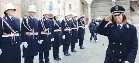  ??  ?? Meno soldi e meno controlli La comandante della polizia municipale Nicoletta Caponi con acuni dei suoi in centro a Perugia