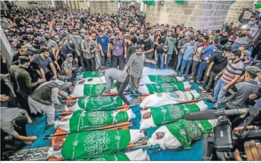  ?? HAITHAM IMAD / EFE ?? Funeral ayer de 15 palestinos que murieron durante un ataque aéreo de las fuerzas militares israelíes.