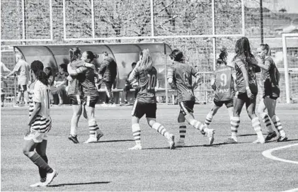  ?? CARLA GRAW ?? Las jugadoras del Cacereño Femenino celebran un gol durante un partido de esta temporada.