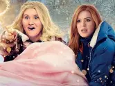  ??  ?? Magie
Jillian Bell e Isla Fisher in una scena di «Fata madrina cercasi»