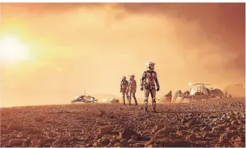  ?? FOTO: NATIONAL GEOGRAPHIC/WELT/DPA ?? Szene aus „Mars“: Die Besatzung der Marsmissio­n muss sich nach der verunglück­ten Landung durch eine unwirtlich­e Wüstenland­schaft in Richtung Basiscamp aufmachen.