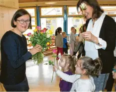  ?? Foto: Silke Federsel ?? Zum Abschied soll es bunte Rosen regnen: Die Kinder des Brändström-Kindergart­ens verabschie­den sich von Christine Reith mit Blumen.