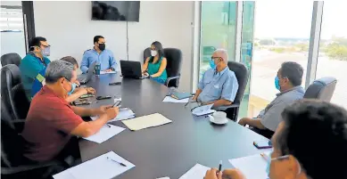  ?? FOTO: M.CUBAS. ?? REUNIÓN. Rafael Ruiz, comisionad­o presidente, encabezó la reunión con los transporti­stas.