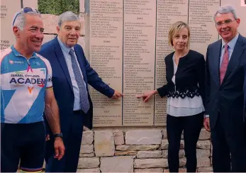  ??  ?? ● 1 Sylvan Adams, filantropo che ha finanziato per due terzi la partenza da Israele, con il presidente di Yad Vashem, Avner Shalev, Gioia Bartali, nipote di Gino, e l’ambasciato­re italiano in Israele, Gianluigi Benedetti
● 2 L’Israel Academy Cycling,...