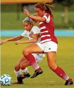  ??  ?? GPS’s Sara Corum, left, tries to break around Baylor’s Katelyn Smith during their match on Tuesday.