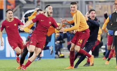  ?? Ansa ?? Inizia la festa I festeggiam­enti per il gol decisivo di Manolas in Roma-Barcellona 3-0