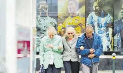  ?? E.P. ?? El alzhéimer afecta a más de 800.000 españoles; en la foto, tres personas mayores paseando.