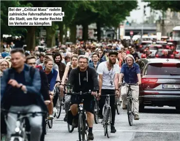  ??  ?? Bei der „Critical Mass“radeln zahlreiche Fahrradfah­rer durch die Stadt, um für mehr Rechte im Verkehr zu kämpfen.