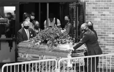  ??  ?? George Floyd’s casket is moved from the memorial to the hearse at North Central University in Minneapoli­s, Minnesota, the United States, on june 4, 2020. (Foto: Xinhua)